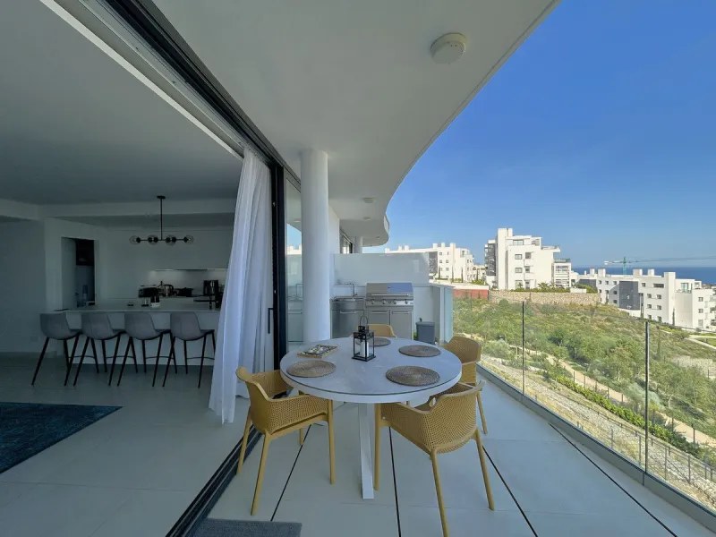 Spacious and bright 2-bedroom apartment for sale with a large terrace and stunning sea views, located in the prestigious Higuerón West development.