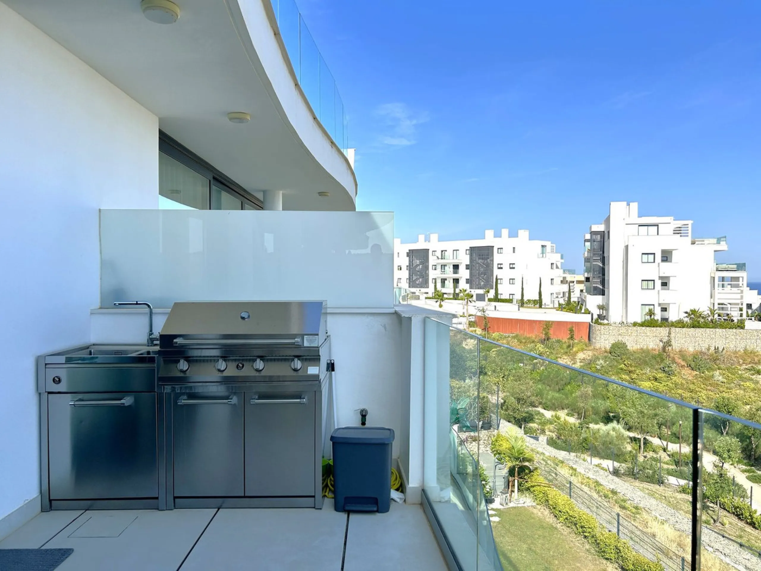 Spacious and bright 2-bedroom apartment for sale with a large terrace and stunning sea views, located in the prestigious Higuerón West development.