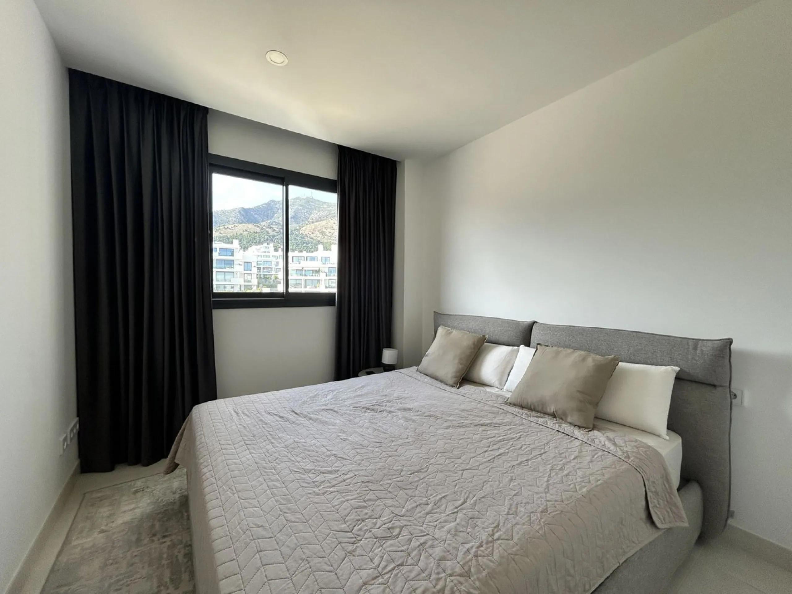 Spacious and bright 2-bedroom apartment for sale with a large terrace and stunning sea views, located in the prestigious Higuerón West development.
