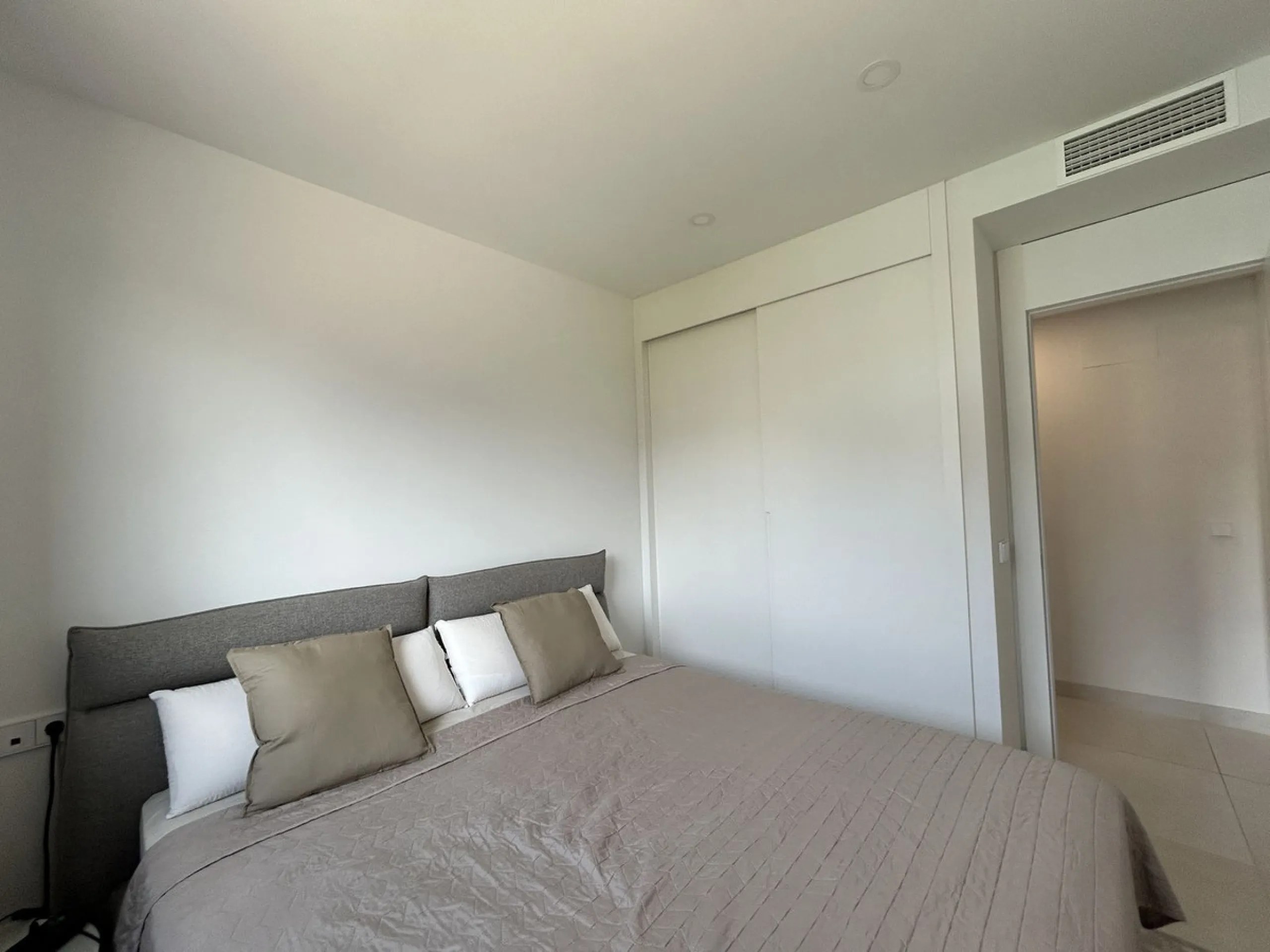 Spacious and bright 2-bedroom apartment for sale with a large terrace and stunning sea views, located in the prestigious Higuerón West development.