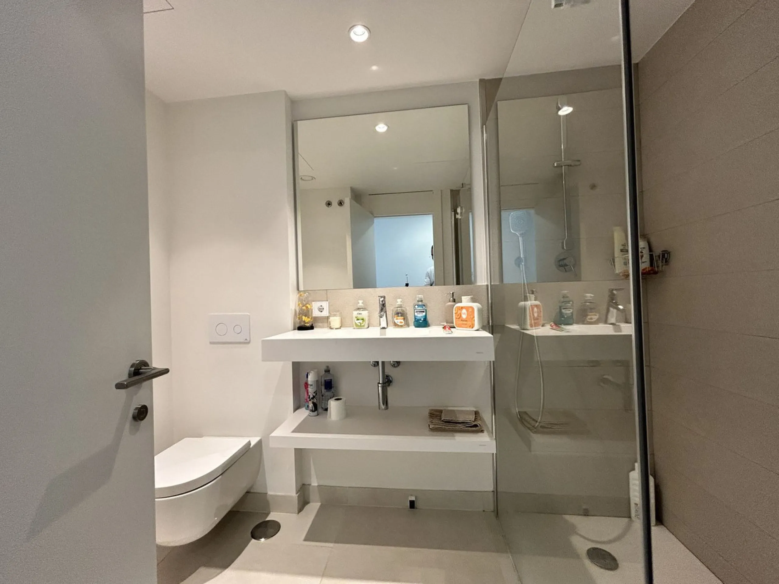 Spacious and bright 2-bedroom apartment for sale with a large terrace and stunning sea views, located in the prestigious Higuerón West development.