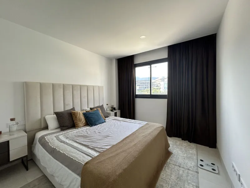 Spacious and bright 2-bedroom apartment for sale with a large terrace and stunning sea views, located in the prestigious Higuerón West development.