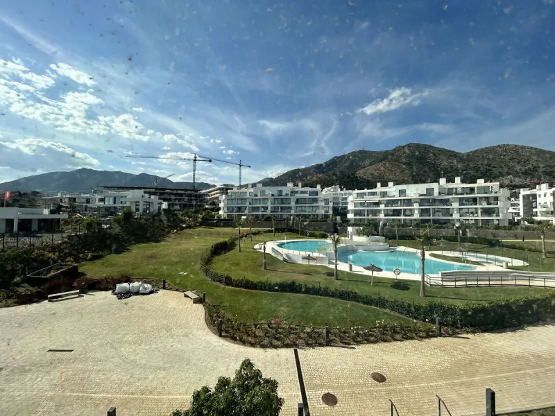 Spacious and bright 2-bedroom apartment for sale with a large terrace and stunning sea views, located in the prestigious Higuerón West development.
