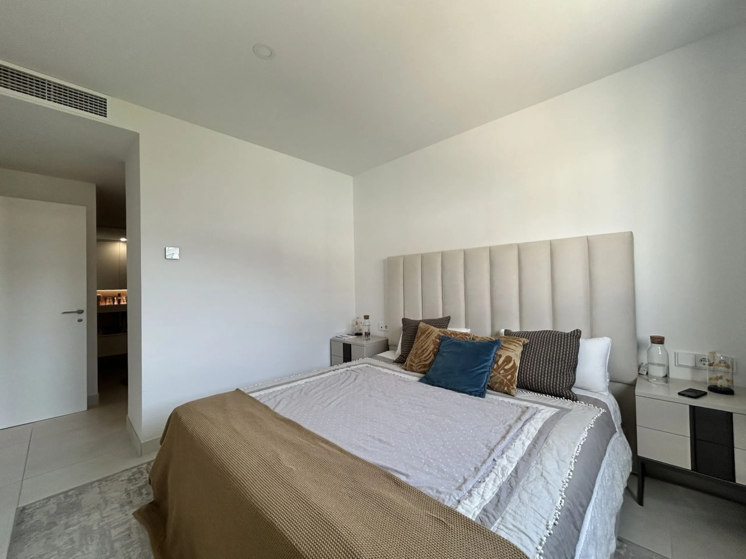 Spacious and bright 2-bedroom apartment for sale with a large terrace and stunning sea views, located in the prestigious Higuerón West development.