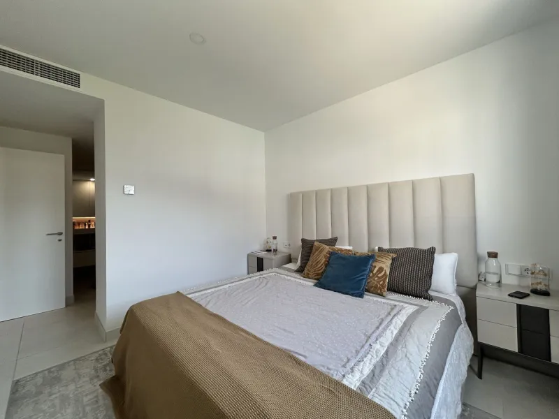 Spacious and bright 2-bedroom apartment for sale with a large terrace and stunning sea views, located in the prestigious Higuerón West development.