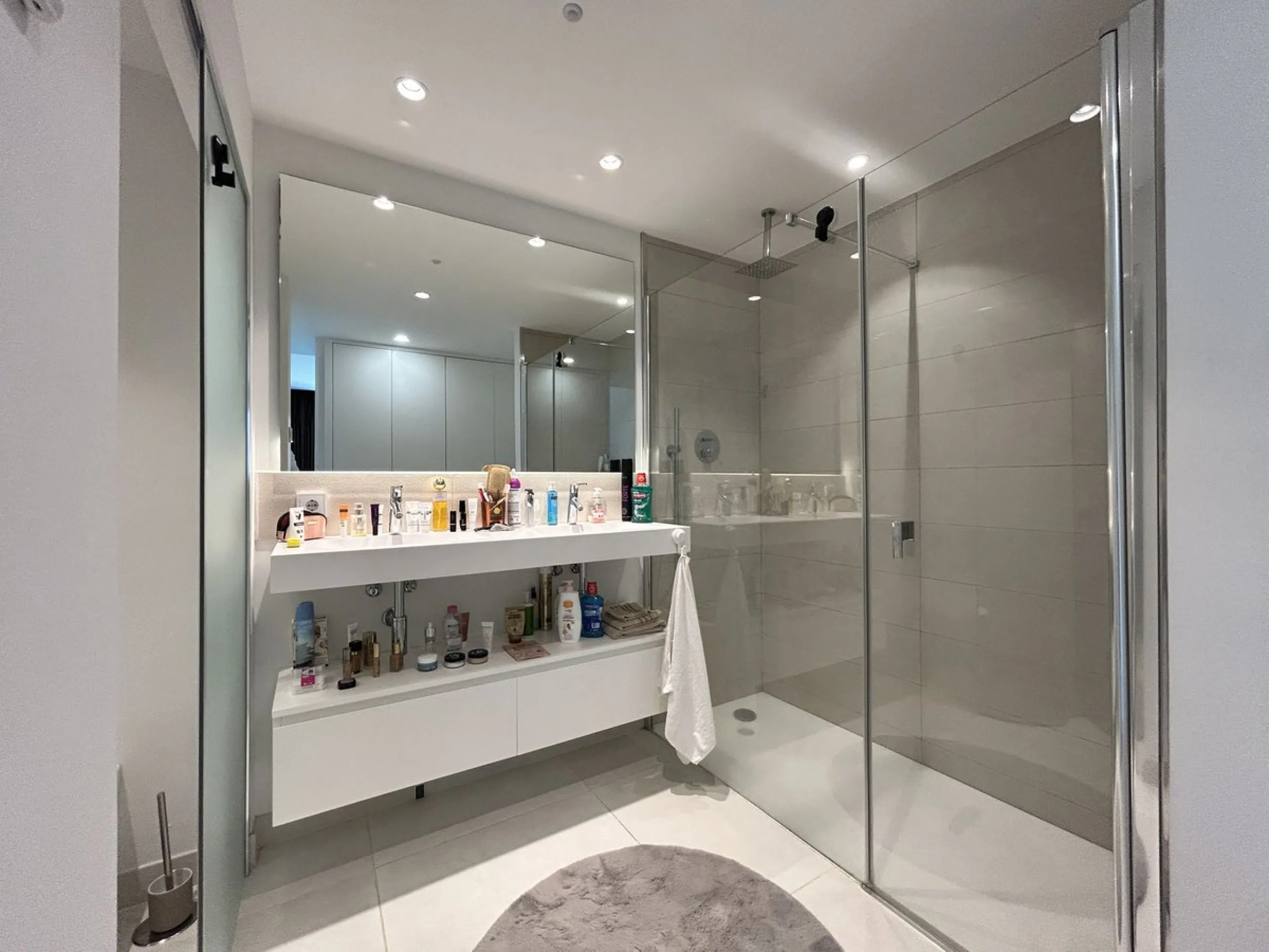 Spacious and bright 2-bedroom apartment for sale with a large terrace and stunning sea views, located in the prestigious Higuerón West development.