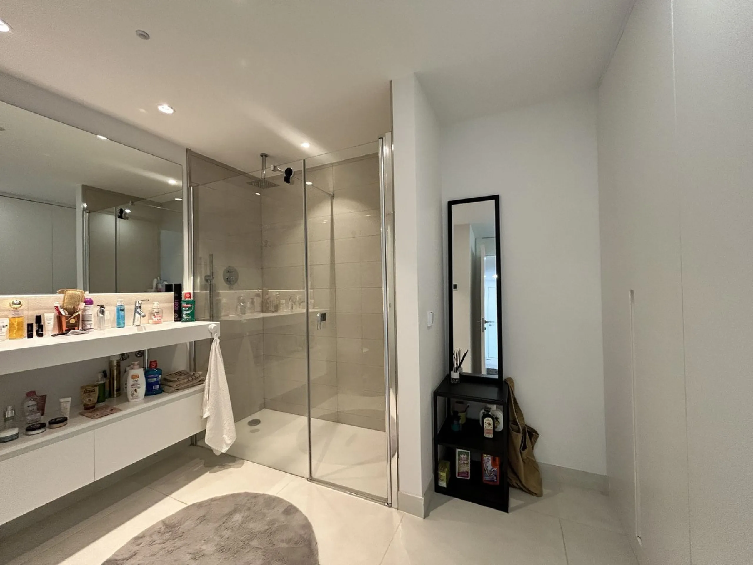 Spacious and bright 2-bedroom apartment for sale with a large terrace and stunning sea views, located in the prestigious Higuerón West development.