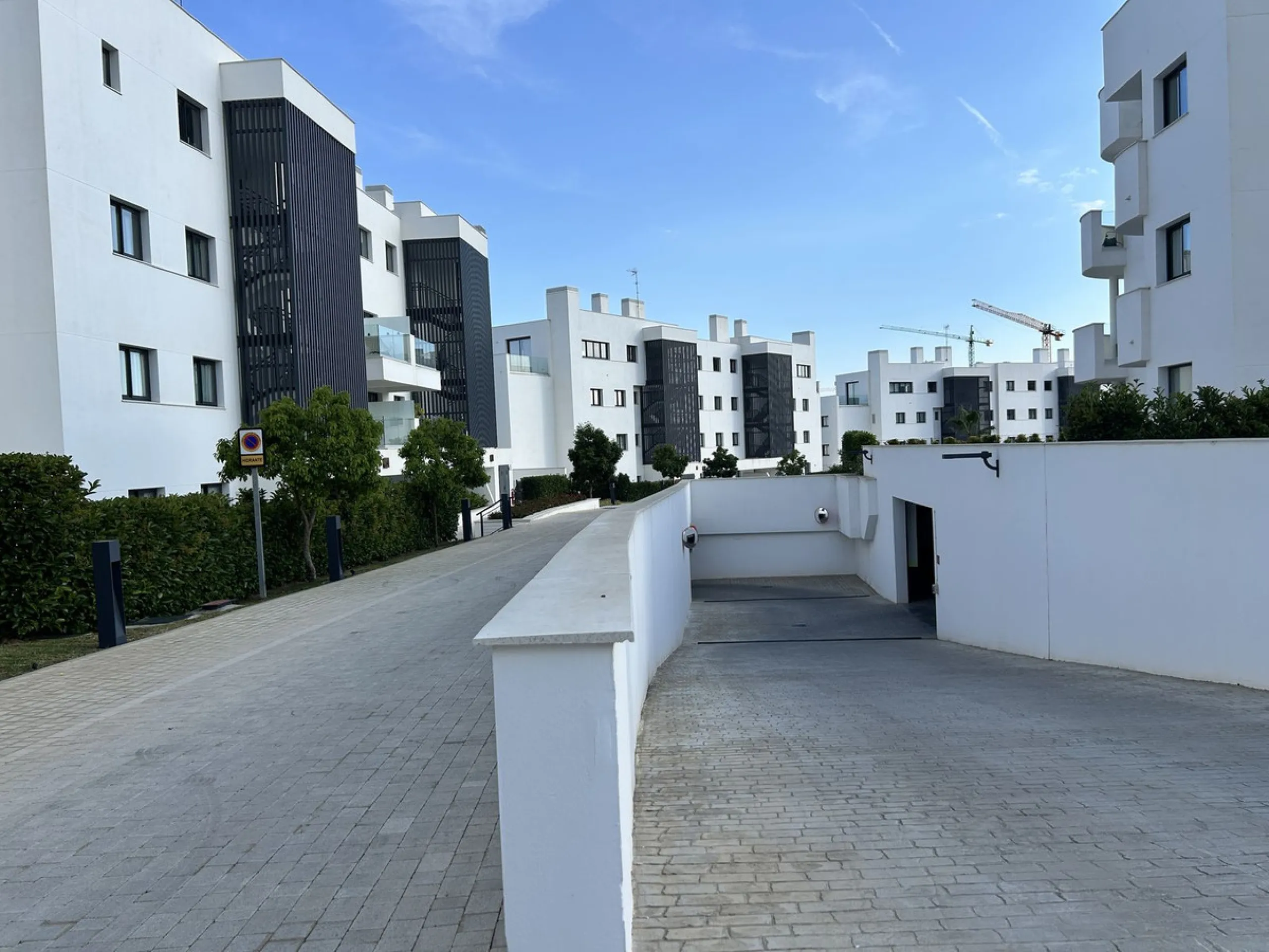 Spacious and bright 2-bedroom apartment for sale with a large terrace and stunning sea views, located in the prestigious Higuerón West development.