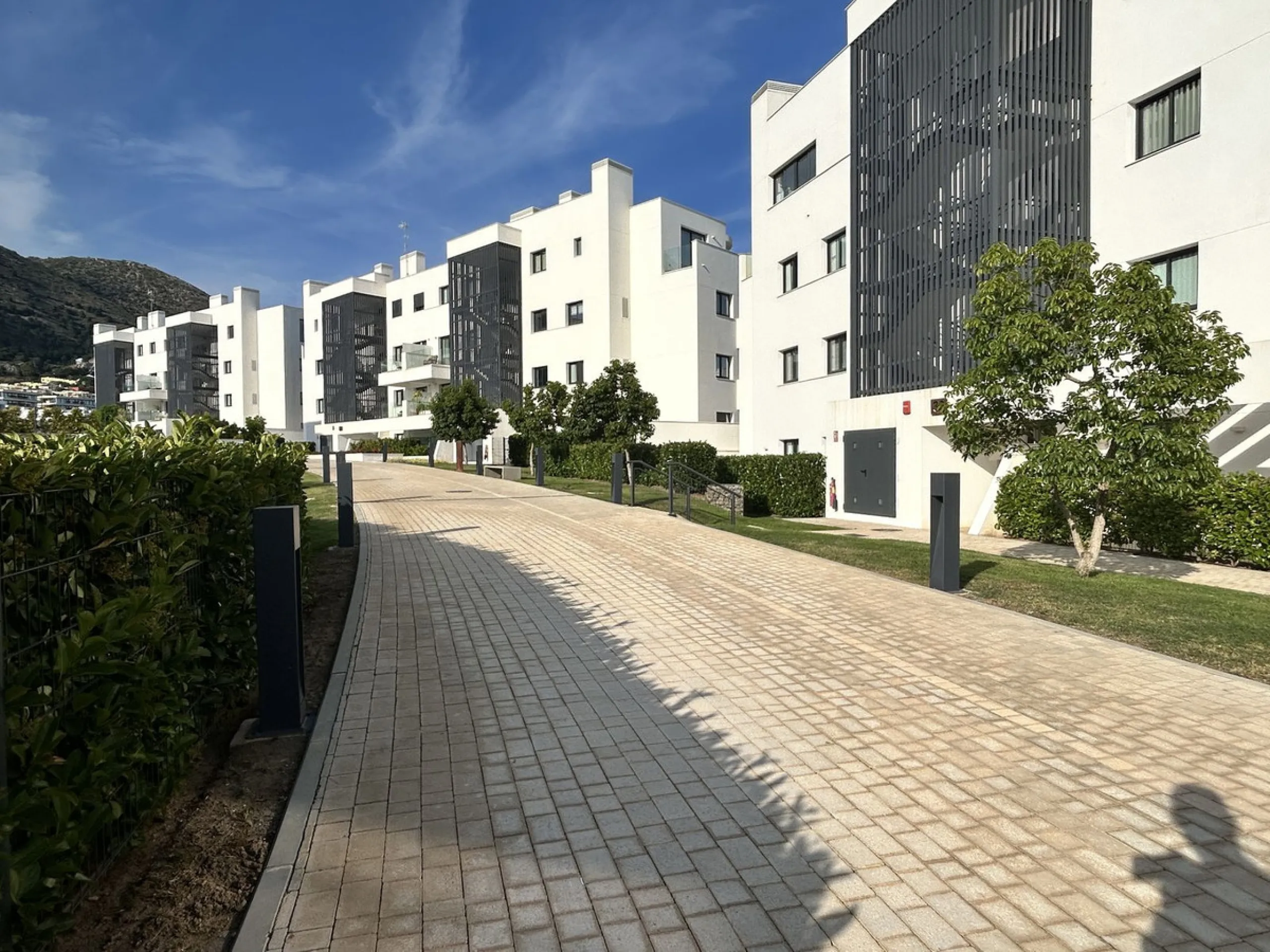 Spacious and bright 2-bedroom apartment for sale with a large terrace and stunning sea views, located in the prestigious Higuerón West development.
