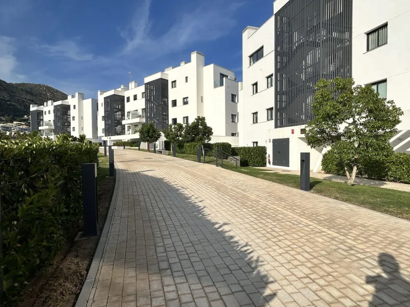 Spacious and bright 2-bedroom apartment for sale with a large terrace and stunning sea views, located in the prestigious Higuerón West development.