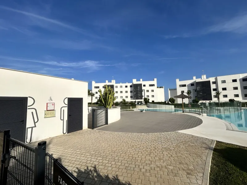 Spacious and bright 2-bedroom apartment for sale with a large terrace and stunning sea views, located in the prestigious Higuerón West development.