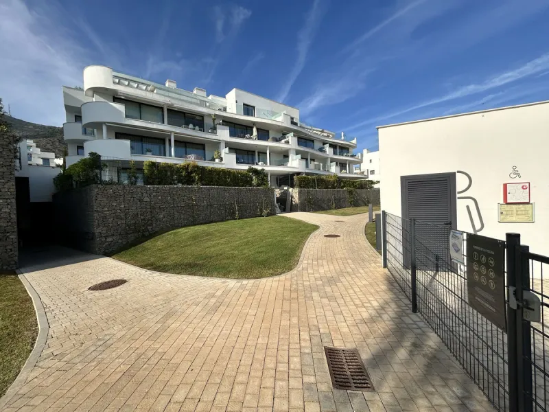 Spacious and bright 2-bedroom apartment for sale with a large terrace and stunning sea views, located in the prestigious Higuerón West development.