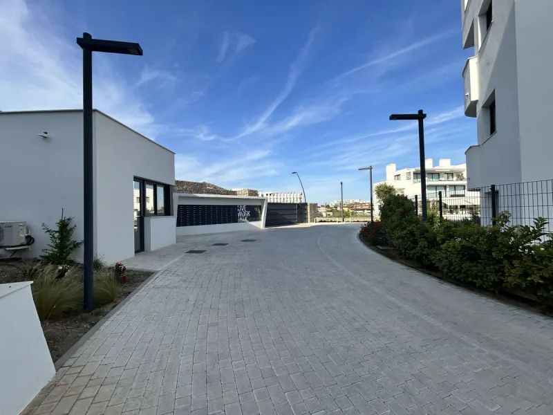 Spacious and bright 2-bedroom apartment for sale with a large terrace and stunning sea views, located in the prestigious Higuerón West development.