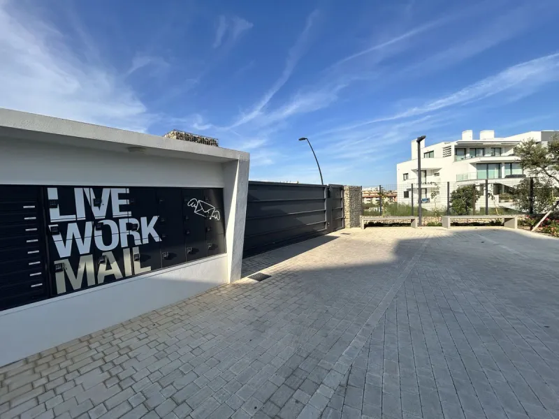 Spacious and bright 2-bedroom apartment for sale with a large terrace and stunning sea views, located in the prestigious Higuerón West development.