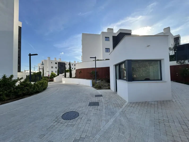 Spacious and bright 2-bedroom apartment for sale with a large terrace and stunning sea views, located in the prestigious Higuerón West development.
