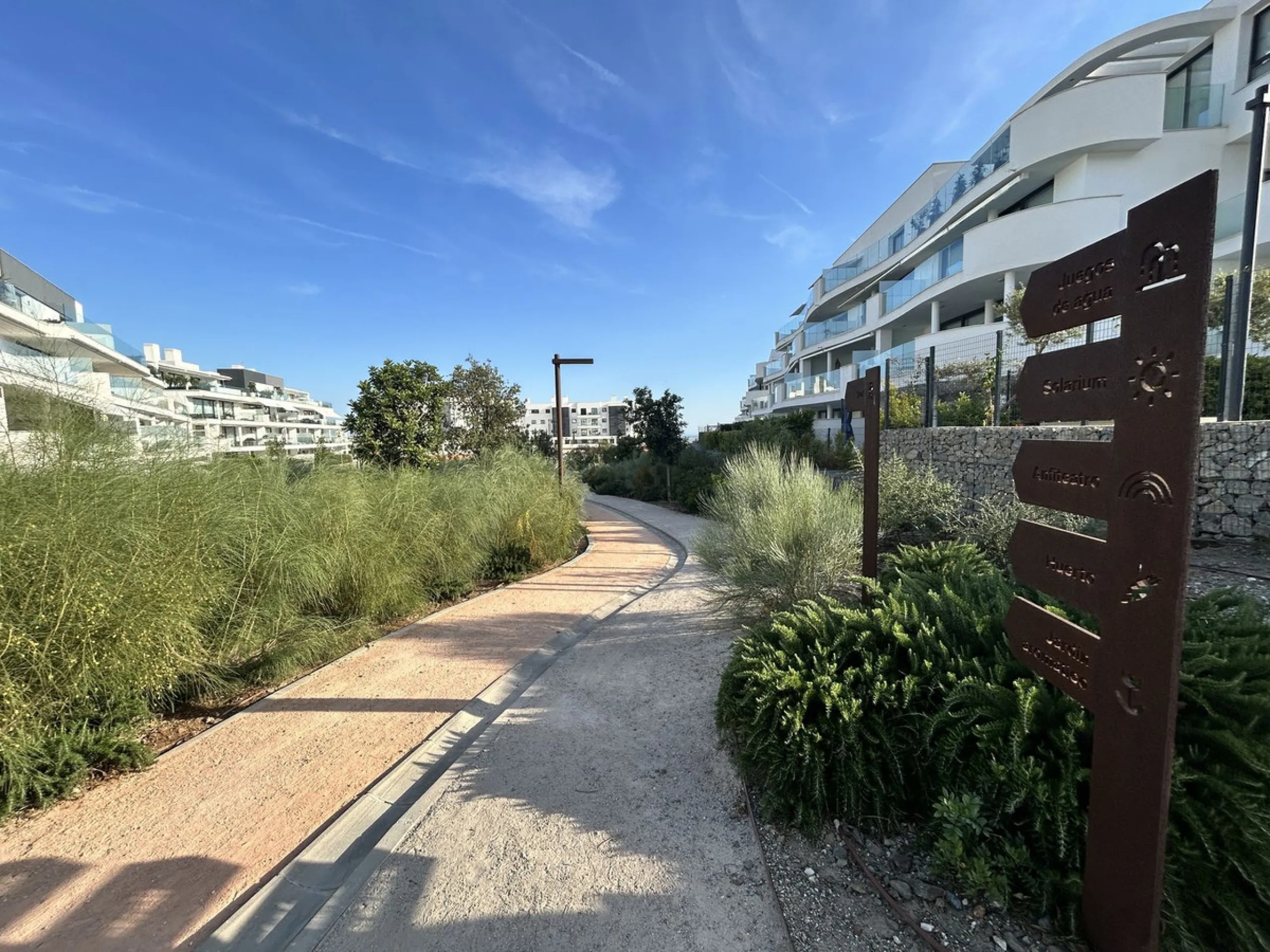 Spacious and bright 2-bedroom apartment for sale with a large terrace and stunning sea views, located in the prestigious Higuerón West development.