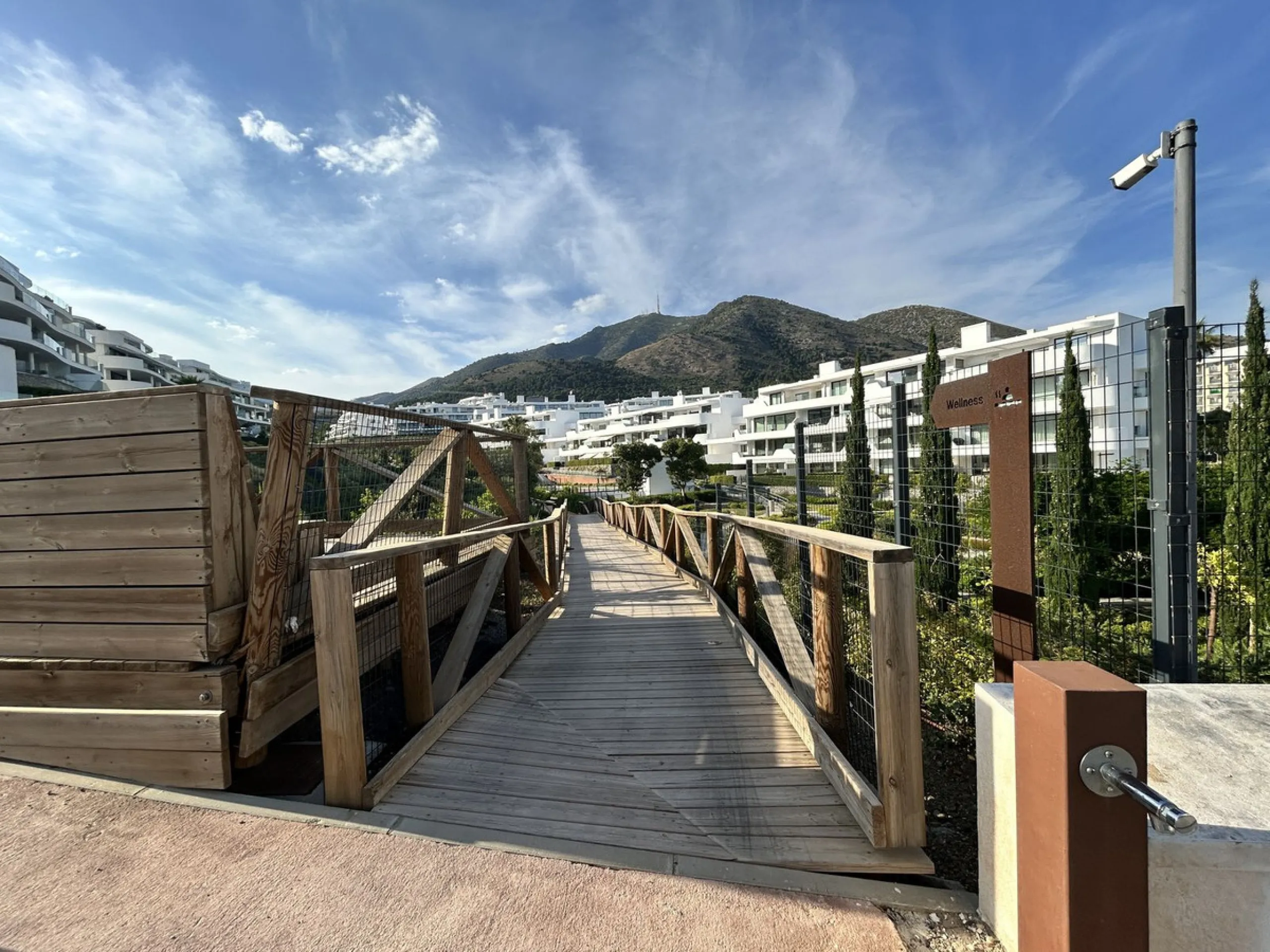 Spacious and bright 2-bedroom apartment for sale with a large terrace and stunning sea views, located in the prestigious Higuerón West development.