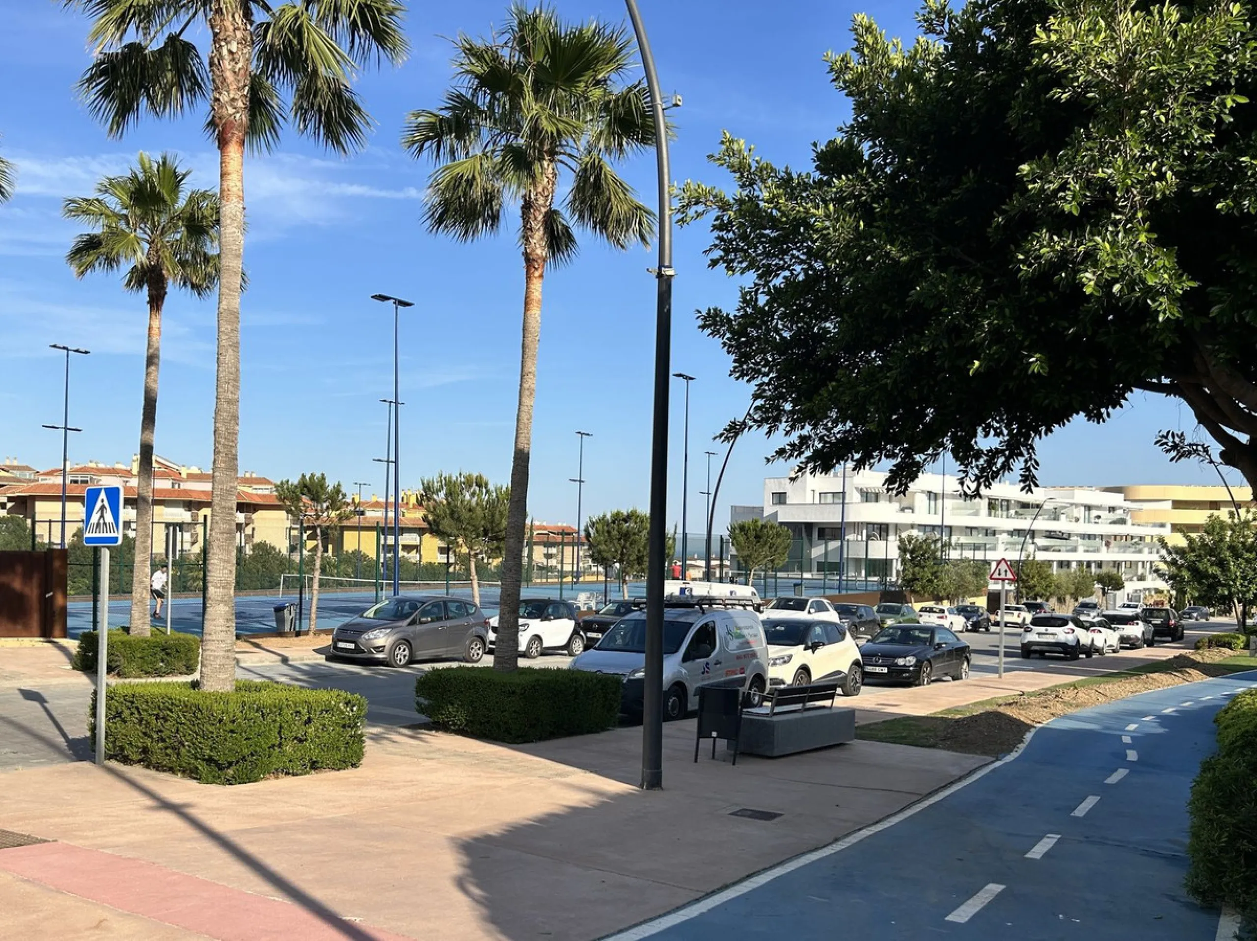 Spacious and bright 2-bedroom apartment for sale with a large terrace and stunning sea views, located in the prestigious Higuerón West development.