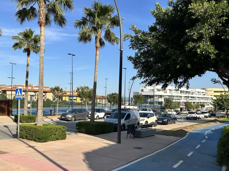 Spacious and bright 2-bedroom apartment for sale with a large terrace and stunning sea views, located in the prestigious Higuerón West development.