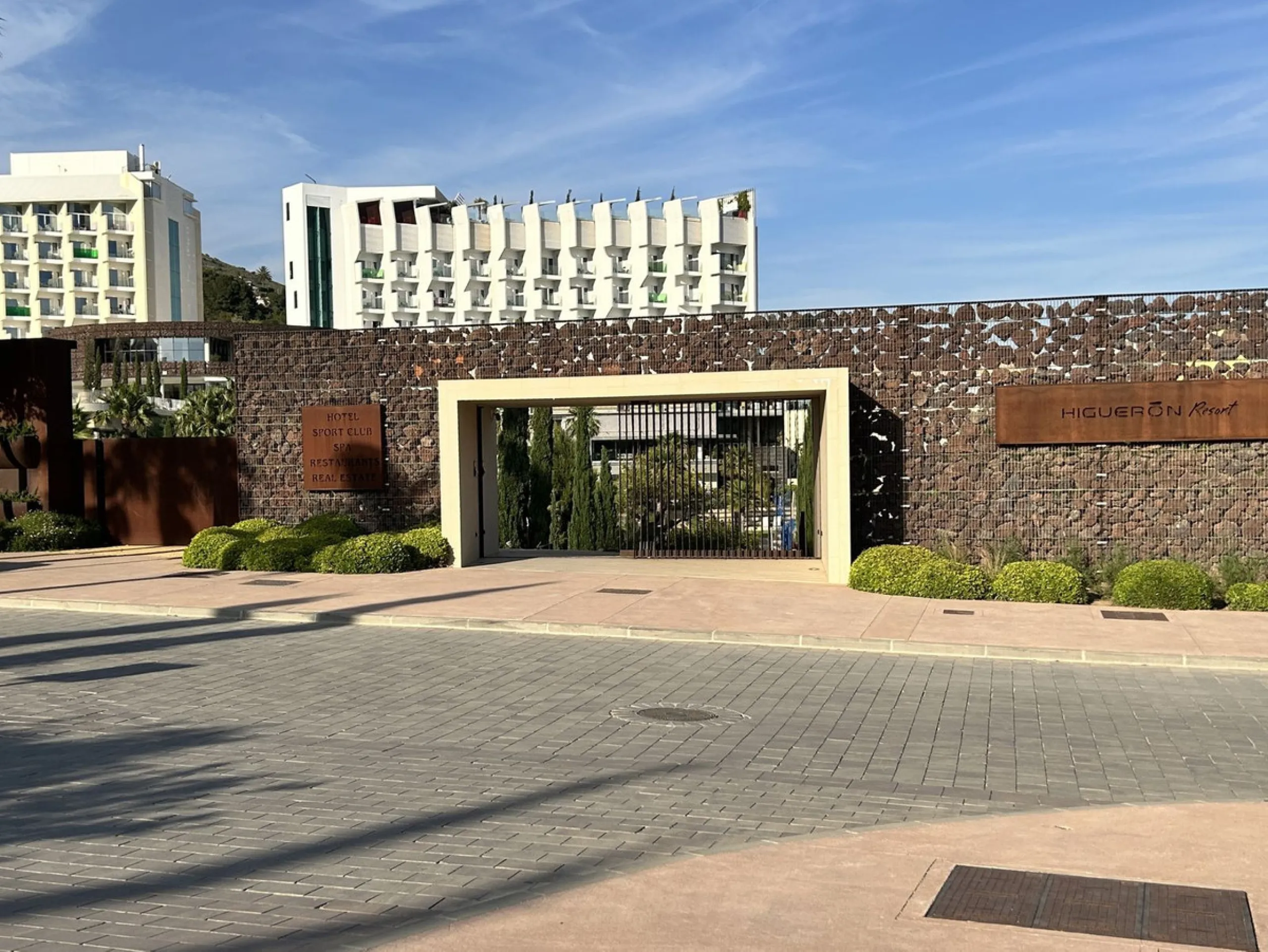 Spacious and bright 2-bedroom apartment for sale with a large terrace and stunning sea views, located in the prestigious Higuerón West development.