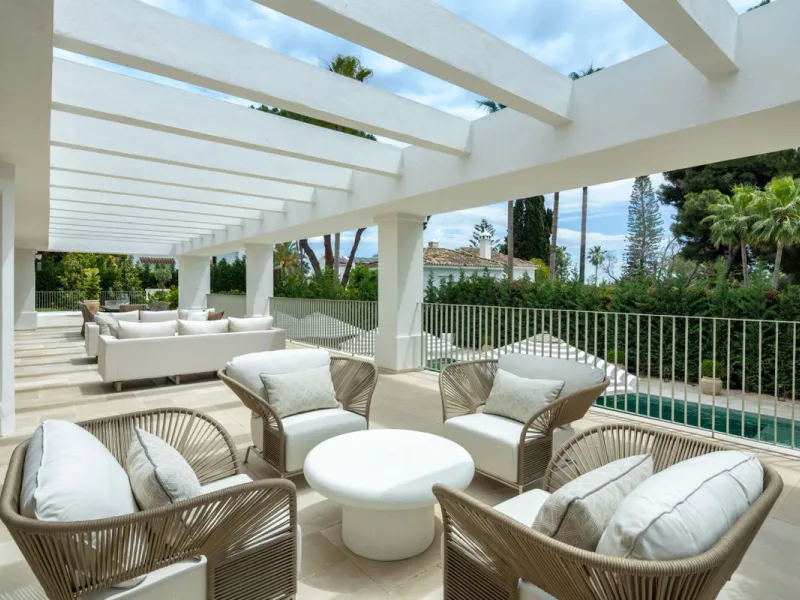 This villa is a refined, modern residence located in Rocío de Nagüeles, one of Marbella's most prestigious and private residential zones. Just minutes from the Golden Mile, the property sits on a 2,370 m² flat plot and offers 712 m² of built space thought