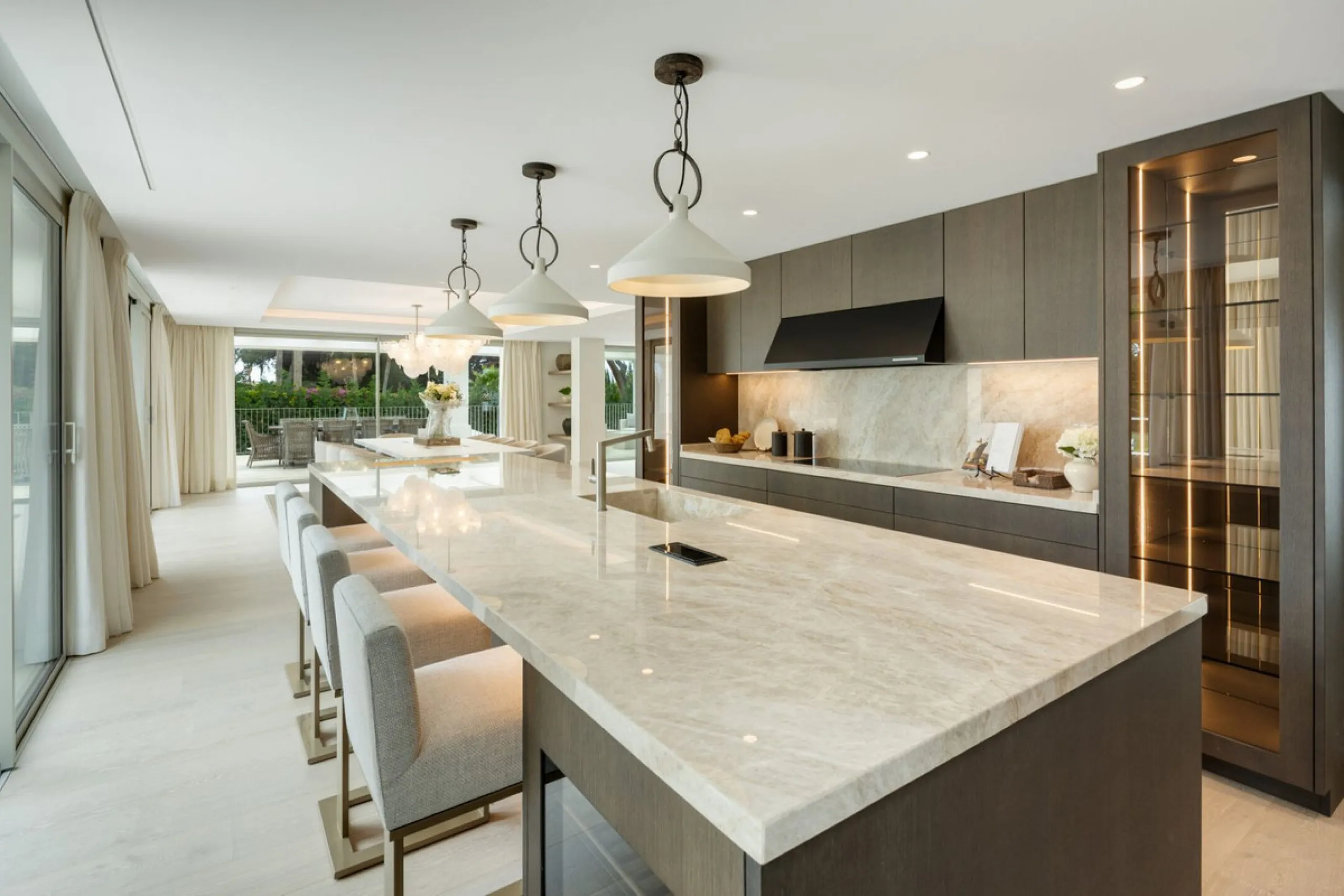 This villa is a refined, modern residence located in Rocío de Nagüeles, one of Marbella's most prestigious and private residential zones. Just minutes from the Golden Mile, the property sits on a 2,370 m² flat plot and offers 712 m² of built space thought