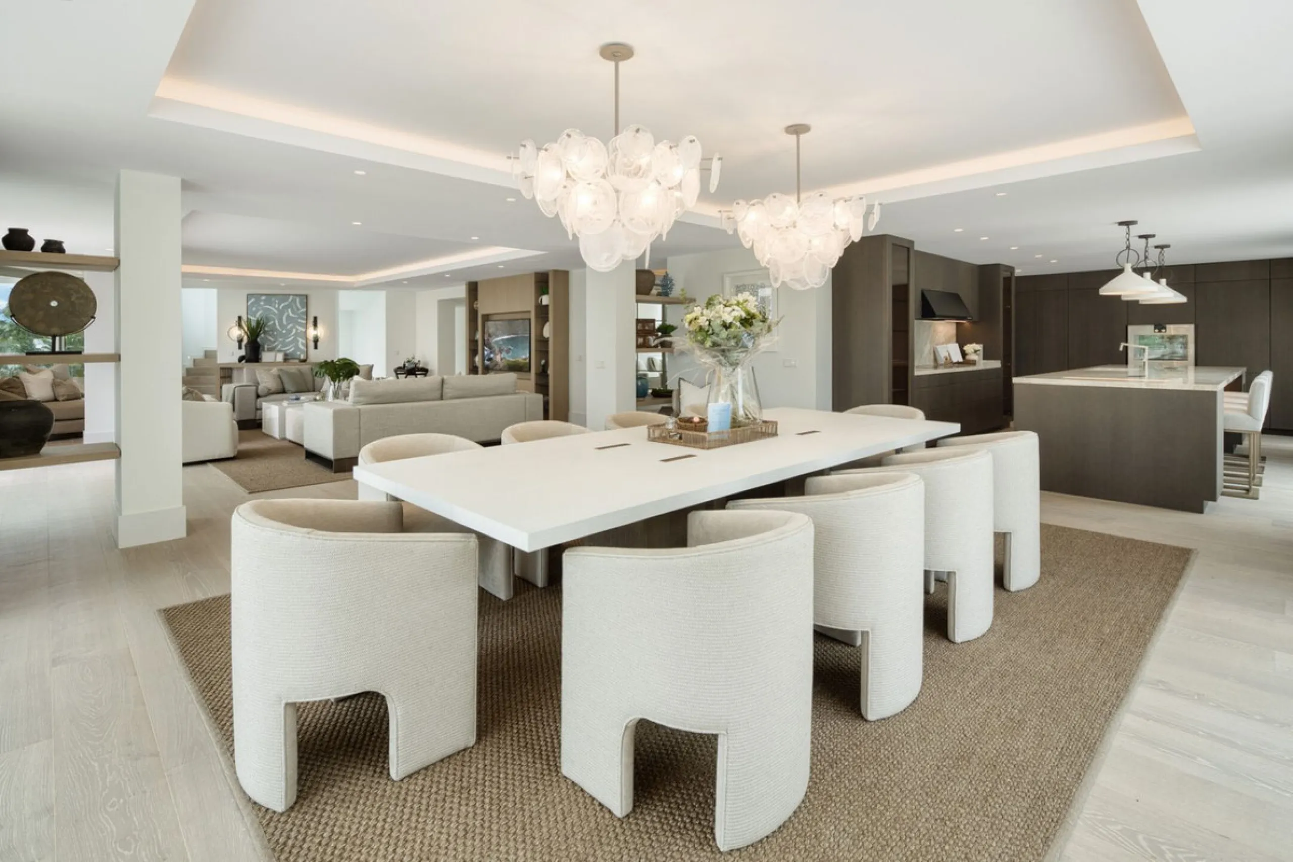 This villa is a refined, modern residence located in Rocío de Nagüeles, one of Marbella's most prestigious and private residential zones. Just minutes from the Golden Mile, the property sits on a 2,370 m² flat plot and offers 712 m² of built space thought