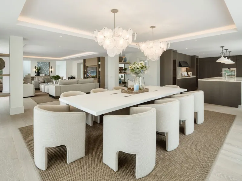 This villa is a refined, modern residence located in Rocío de Nagüeles, one of Marbella's most prestigious and private residential zones. Just minutes from the Golden Mile, the property sits on a 2,370 m² flat plot and offers 712 m² of built space thought