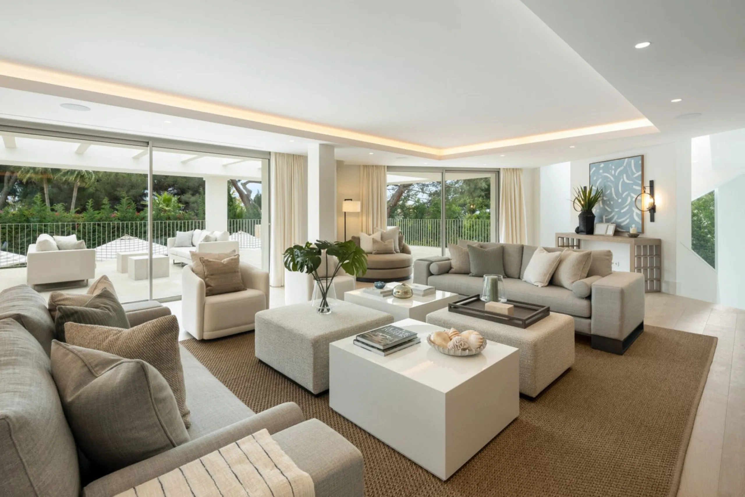 This villa is a refined, modern residence located in Rocío de Nagüeles, one of Marbella's most prestigious and private residential zones. Just minutes from the Golden Mile, the property sits on a 2,370 m² flat plot and offers 712 m² of built space thought