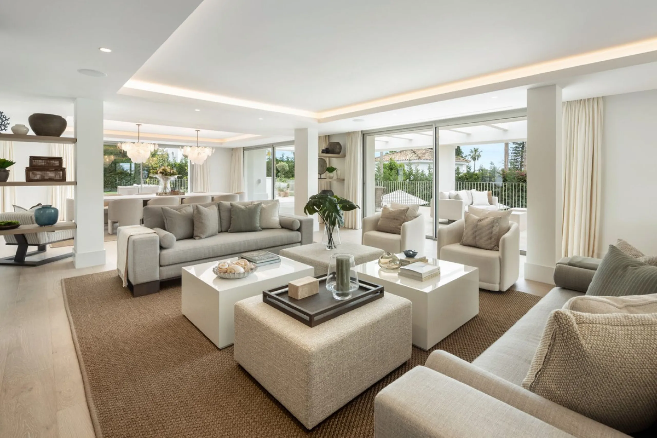 This villa is a refined, modern residence located in Rocío de Nagüeles, one of Marbella's most prestigious and private residential zones. Just minutes from the Golden Mile, the property sits on a 2,370 m² flat plot and offers 712 m² of built space thought