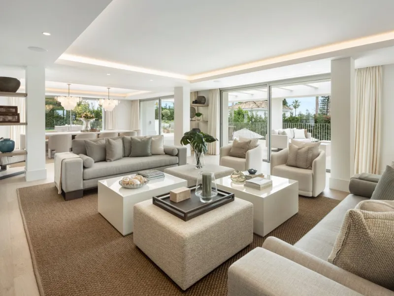This villa is a refined, modern residence located in Rocío de Nagüeles, one of Marbella's most prestigious and private residential zones. Just minutes from the Golden Mile, the property sits on a 2,370 m² flat plot and offers 712 m² of built space thought
