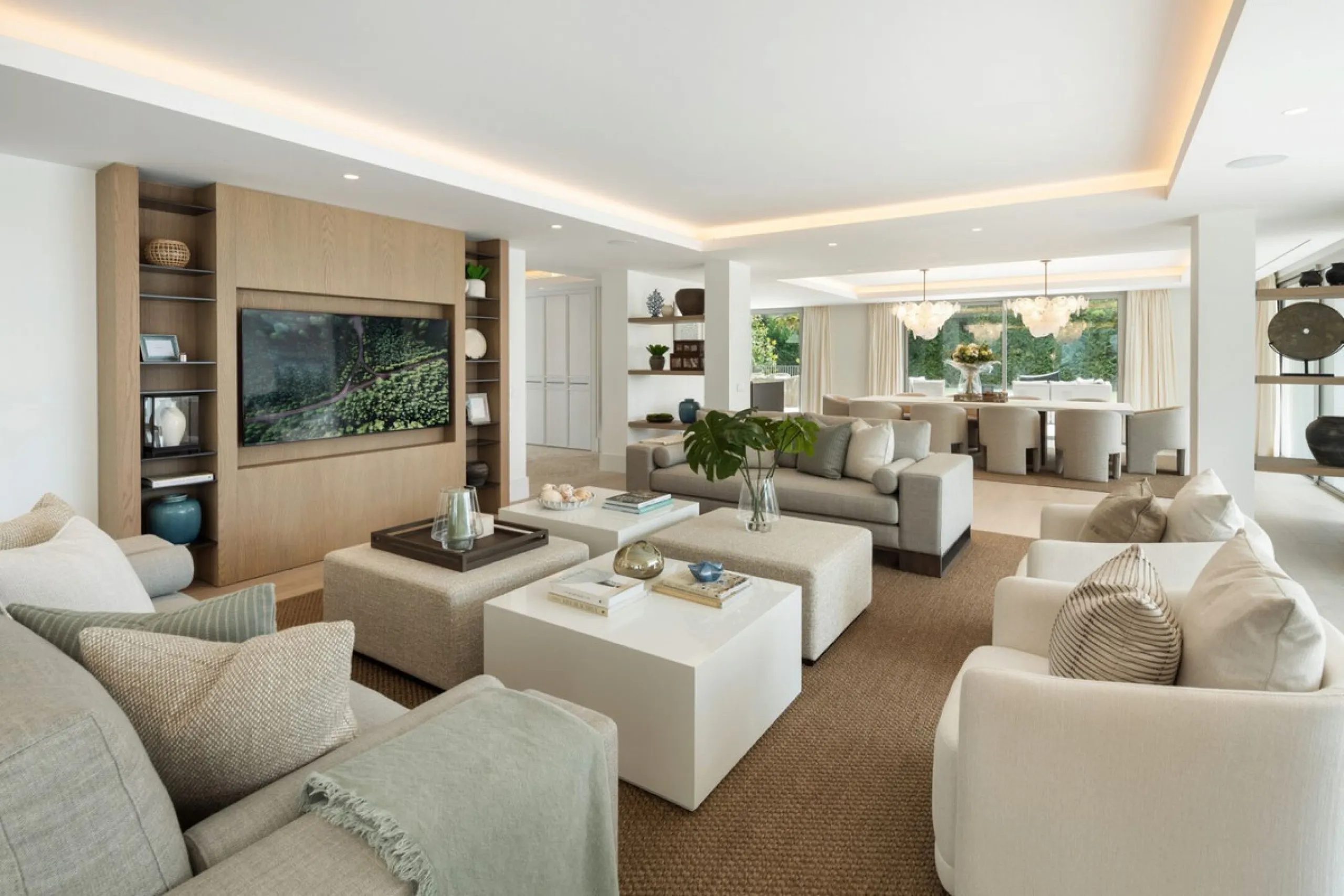 This villa is a refined, modern residence located in Rocío de Nagüeles, one of Marbella's most prestigious and private residential zones. Just minutes from the Golden Mile, the property sits on a 2,370 m² flat plot and offers 712 m² of built space thought