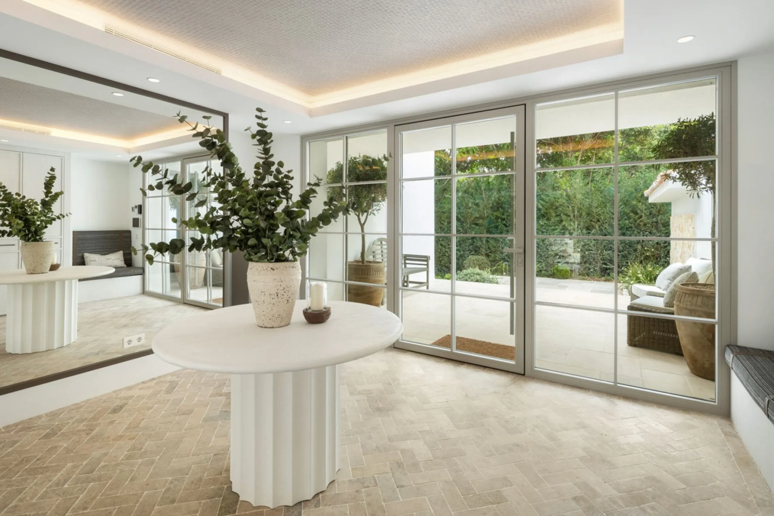 This villa is a refined, modern residence located in Rocío de Nagüeles, one of Marbella's most prestigious and private residential zones. Just minutes from the Golden Mile, the property sits on a 2,370 m² flat plot and offers 712 m² of built space thought