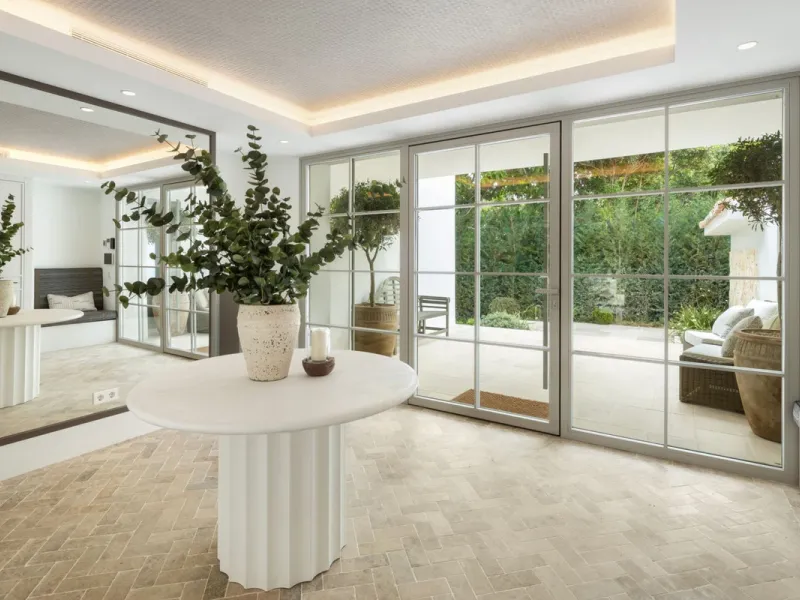 This villa is a refined, modern residence located in Rocío de Nagüeles, one of Marbella's most prestigious and private residential zones. Just minutes from the Golden Mile, the property sits on a 2,370 m² flat plot and offers 712 m² of built space thought