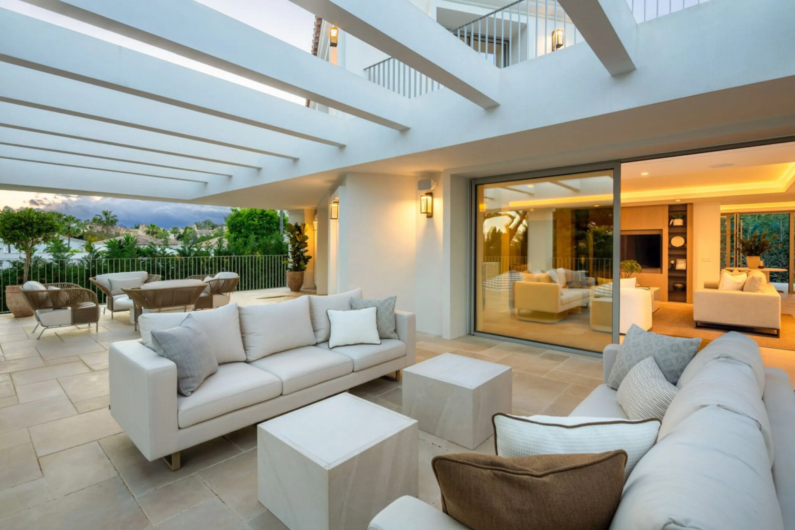 This villa is a refined, modern residence located in Rocío de Nagüeles, one of Marbella's most prestigious and private residential zones. Just minutes from the Golden Mile, the property sits on a 2,370 m² flat plot and offers 712 m² of built space thought
