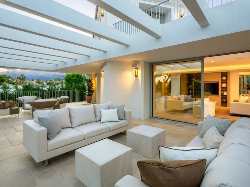 This villa is a refined, modern residence located in Rocío de Nagüeles, one of Marbella's most prestigious and private residential zones. Just minutes from the Golden Mile, the property sits on a 2,370 m² flat plot and offers 712 m² of built space thought