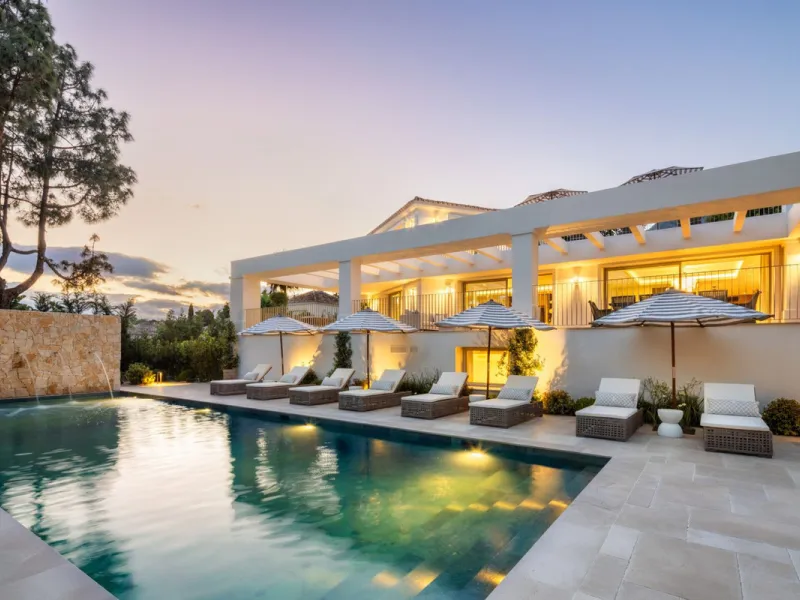 This villa is a refined, modern residence located in Rocío de Nagüeles, one of Marbella's most prestigious and private residential zones. Just minutes from the Golden Mile, the property sits on a 2,370 m² flat plot and offers 712 m² of built space thought