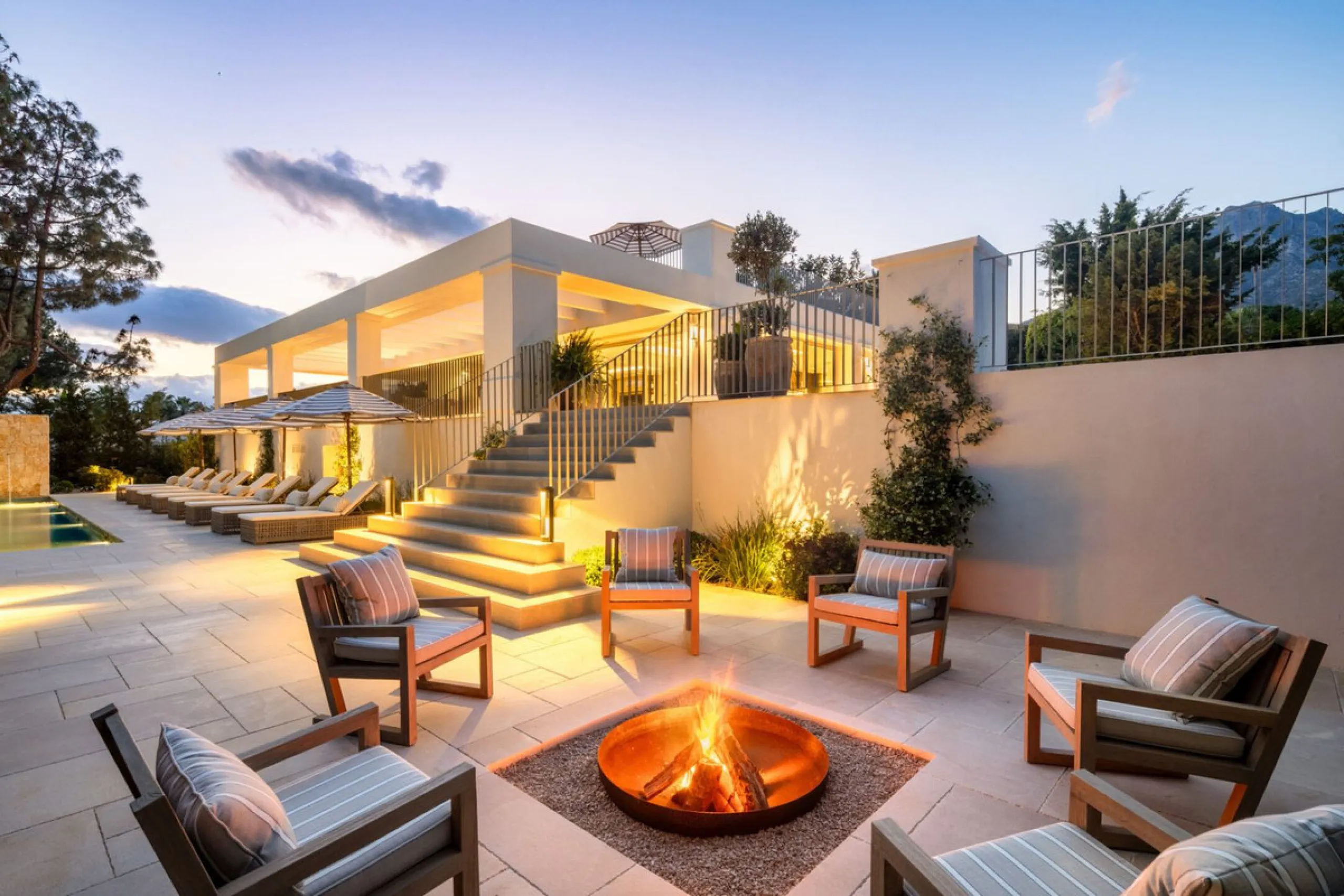 This villa is a refined, modern residence located in Rocío de Nagüeles, one of Marbella's most prestigious and private residential zones. Just minutes from the Golden Mile, the property sits on a 2,370 m² flat plot and offers 712 m² of built space thought