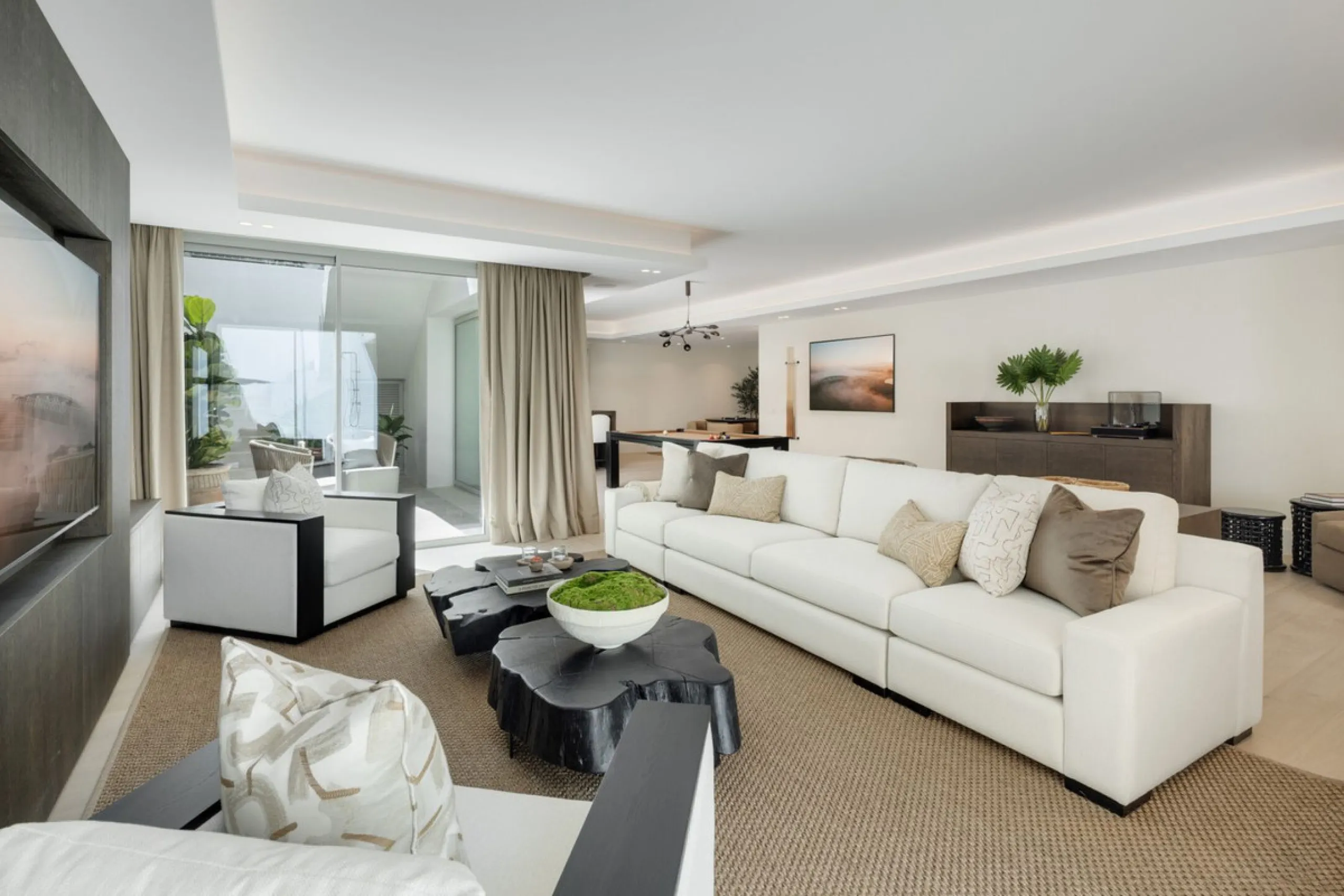 This villa is a refined, modern residence located in Rocío de Nagüeles, one of Marbella's most prestigious and private residential zones. Just minutes from the Golden Mile, the property sits on a 2,370 m² flat plot and offers 712 m² of built space thought