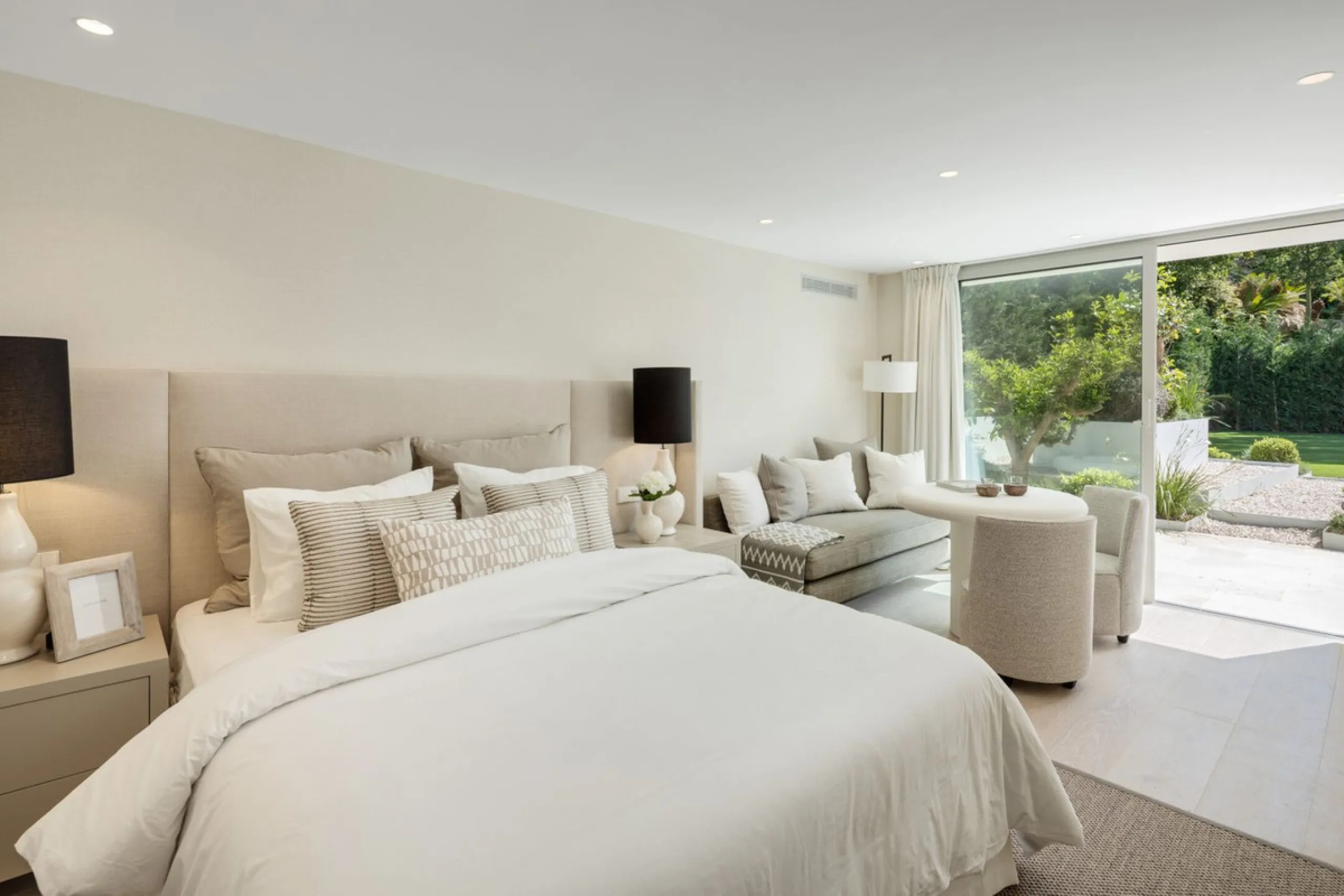 This villa is a refined, modern residence located in Rocío de Nagüeles, one of Marbella's most prestigious and private residential zones. Just minutes from the Golden Mile, the property sits on a 2,370 m² flat plot and offers 712 m² of built space thought