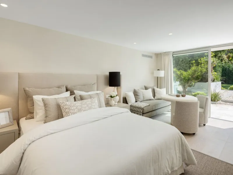 This villa is a refined, modern residence located in Rocío de Nagüeles, one of Marbella's most prestigious and private residential zones. Just minutes from the Golden Mile, the property sits on a 2,370 m² flat plot and offers 712 m² of built space thought