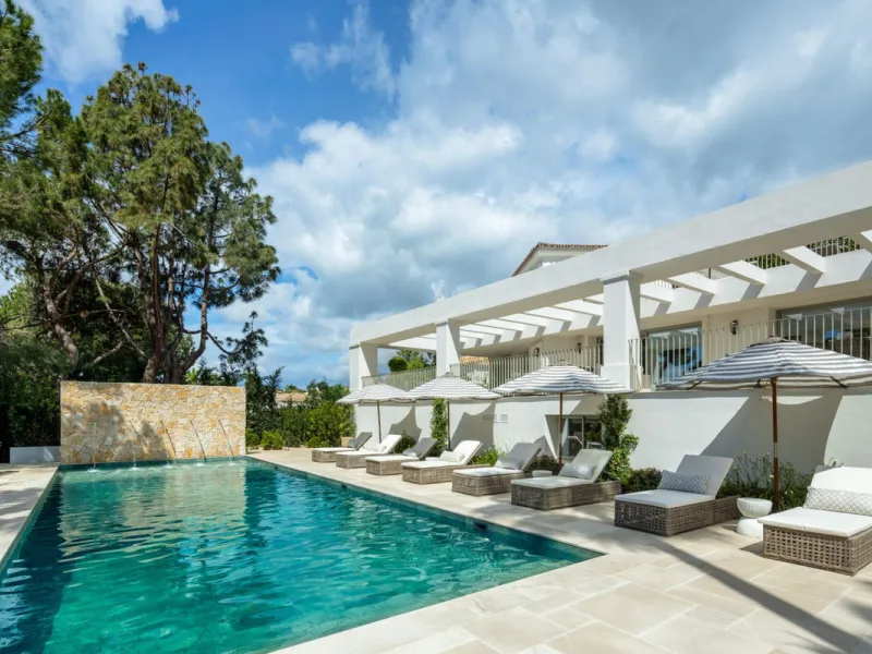 This villa is a refined, modern residence located in Rocío de Nagüeles, one of Marbella's most prestigious and private residential zones. Just minutes from the Golden Mile, the property sits on a 2,370 m² flat plot and offers 712 m² of built space thought
