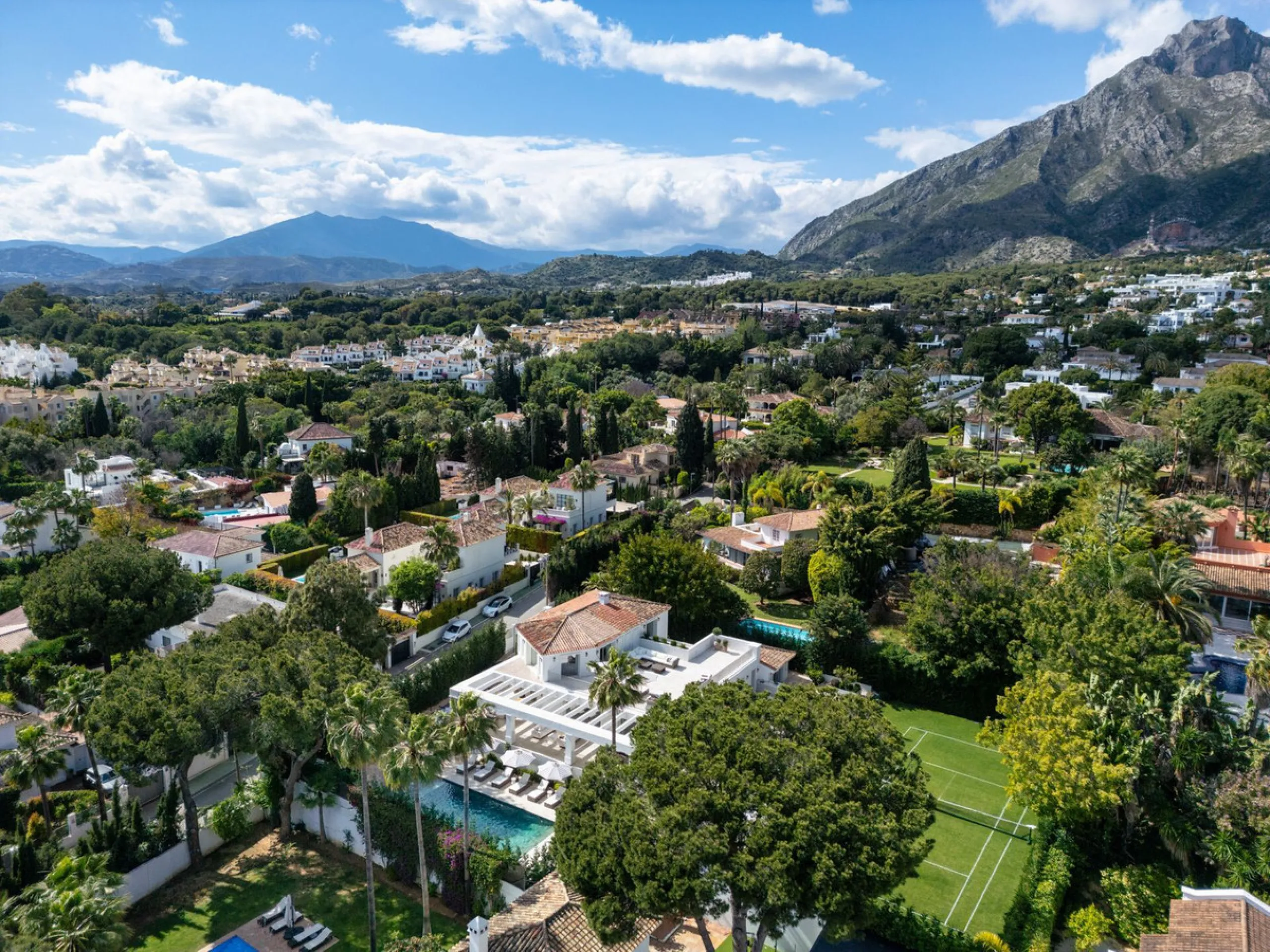 This villa is a refined, modern residence located in Rocío de Nagüeles, one of Marbella's most prestigious and private residential zones. Just minutes from the Golden Mile, the property sits on a 2,370 m² flat plot and offers 712 m² of built space thought