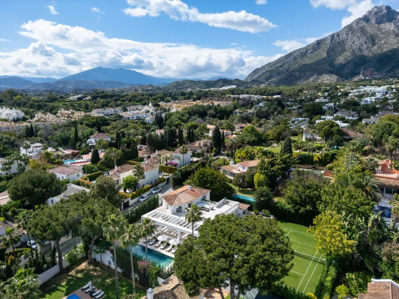 This villa is a refined, modern residence located in Rocío de Nagüeles, one of Marbella's most prestigious and private residential zones. Just minutes from the Golden Mile, the property sits on a 2,370 m² flat plot and offers 712 m² of built space thought