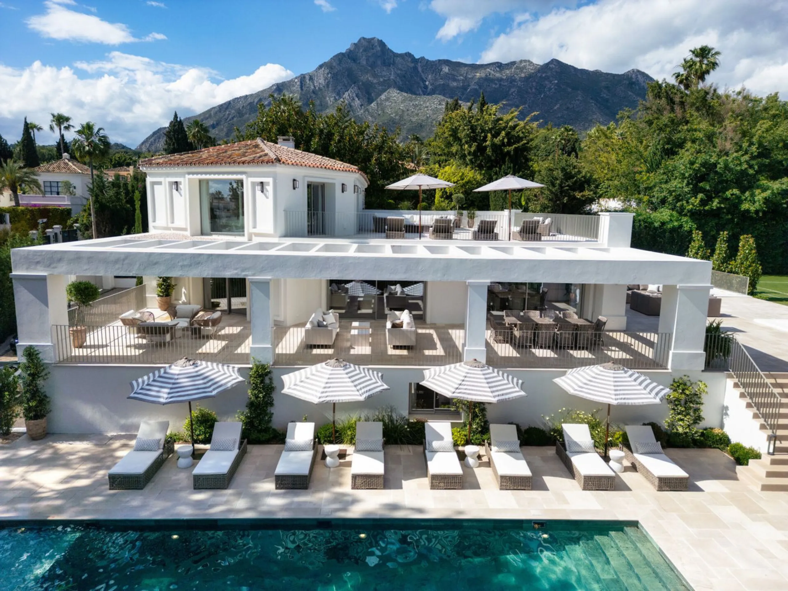 This villa is a refined, modern residence located in Rocío de Nagüeles, one of Marbella's most prestigious and private residential zones. Just minutes from the Golden Mile, the property sits on a 2,370 m² flat plot and offers 712 m² of built space thought