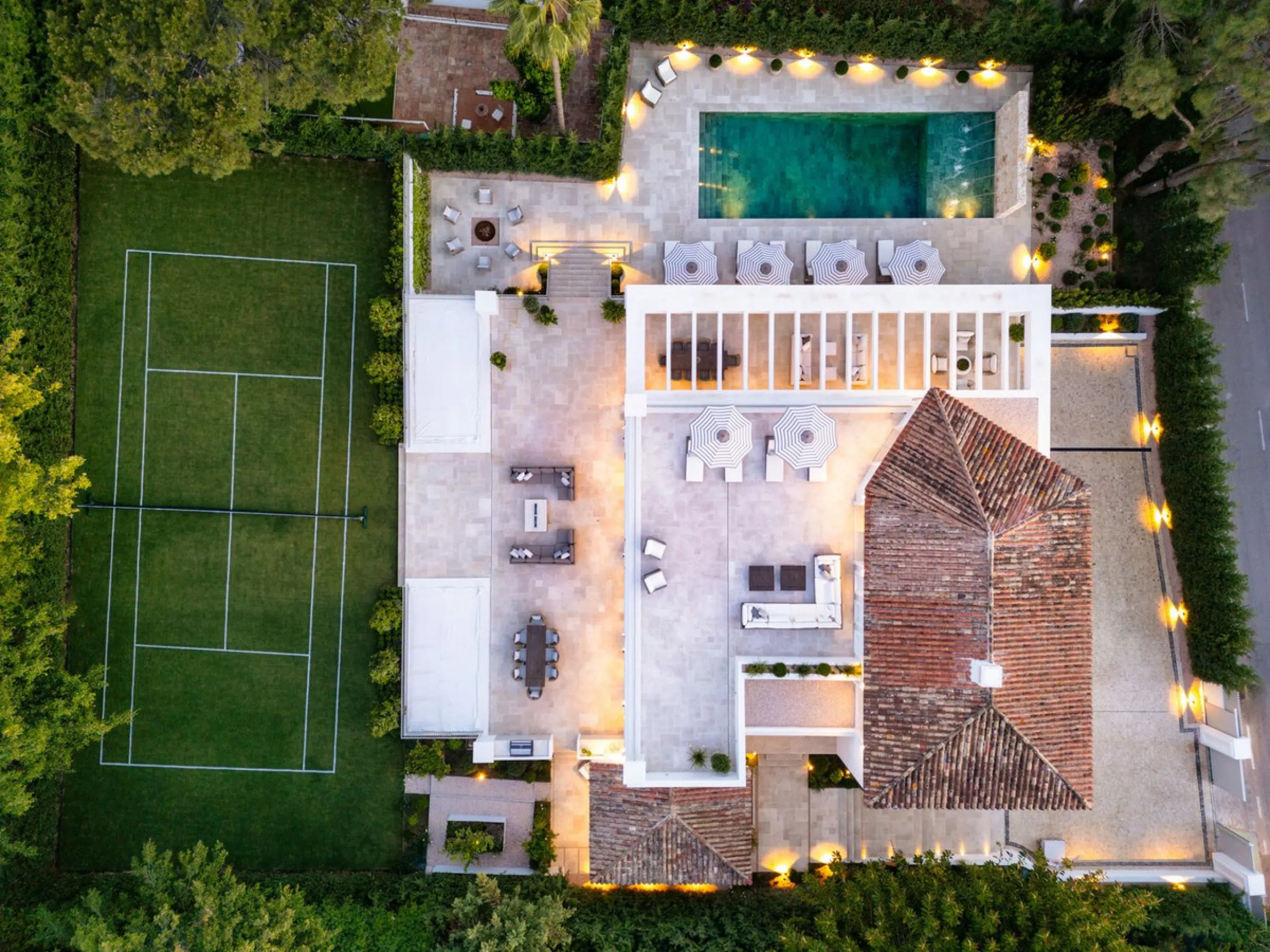 This villa is a refined, modern residence located in Rocío de Nagüeles, one of Marbella's most prestigious and private residential zones. Just minutes from the Golden Mile, the property sits on a 2,370 m² flat plot and offers 712 m² of built space thought