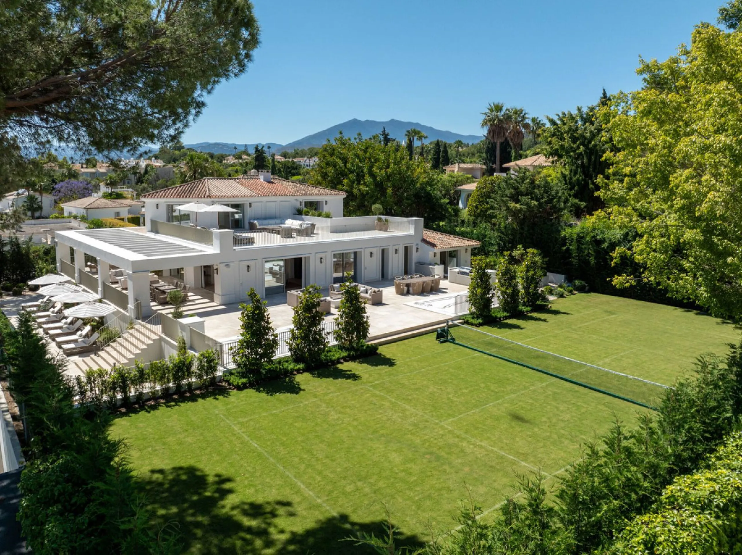 This villa is a refined, modern residence located in Rocío de Nagüeles, one of Marbella's most prestigious and private residential zones. Just minutes from the Golden Mile, the property sits on a 2,370 m² flat plot and offers 712 m² of built space thought