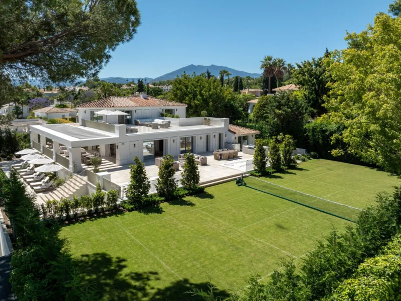 This villa is a refined, modern residence located in Rocío de Nagüeles, one of Marbella's most prestigious and private residential zones. Just minutes from the Golden Mile, the property sits on a 2,370 m² flat plot and offers 712 m² of built space thought