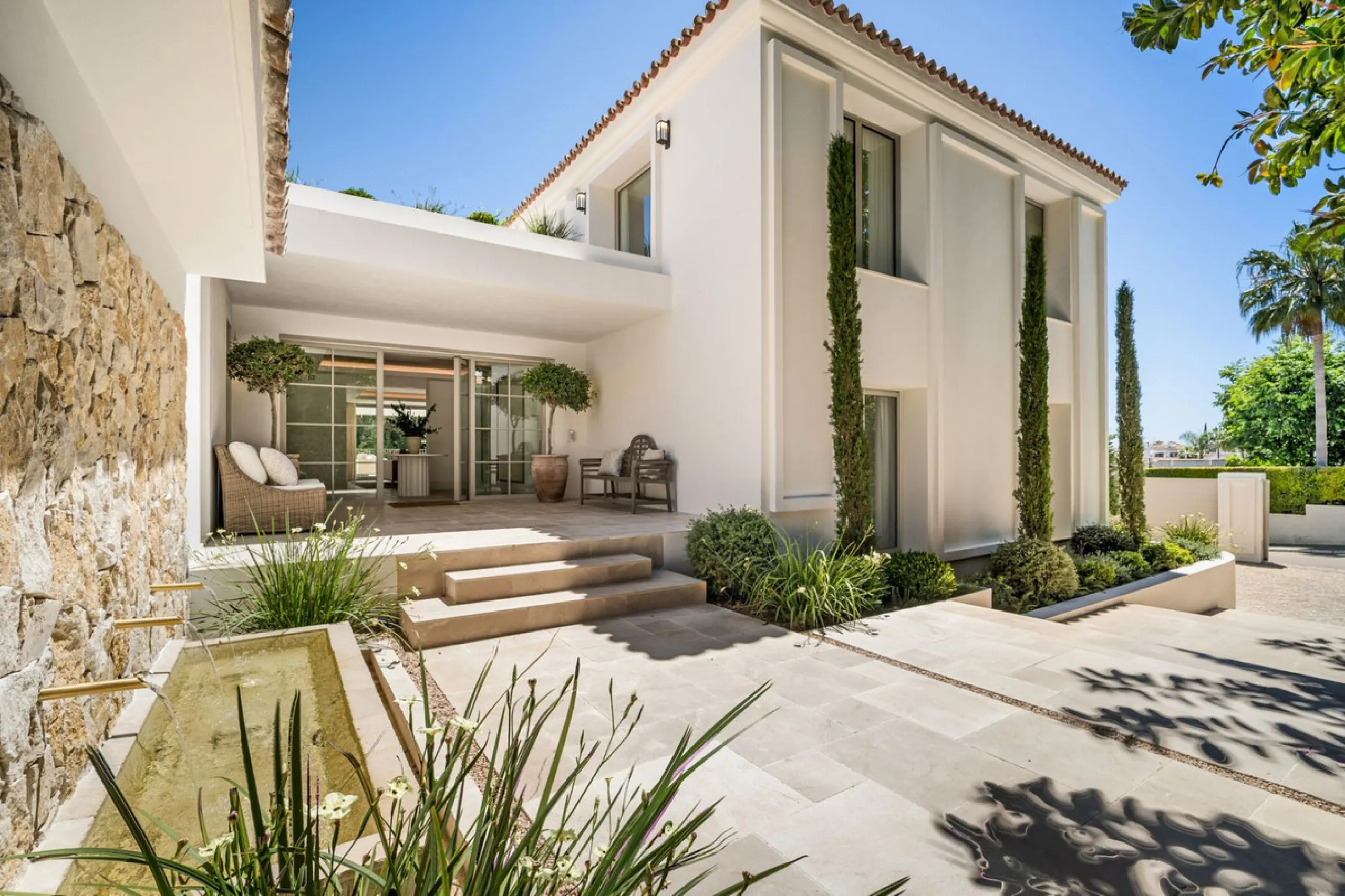 This villa is a refined, modern residence located in Rocío de Nagüeles, one of Marbella's most prestigious and private residential zones. Just minutes from the Golden Mile, the property sits on a 2,370 m² flat plot and offers 712 m² of built space thought