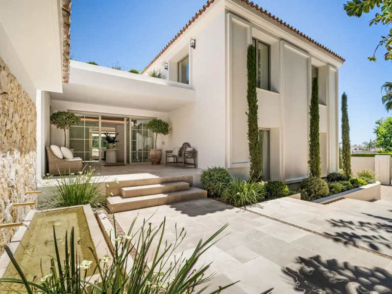 This villa is a refined, modern residence located in Rocío de Nagüeles, one of Marbella's most prestigious and private residential zones. Just minutes from the Golden Mile, the property sits on a 2,370 m² flat plot and offers 712 m² of built space thought